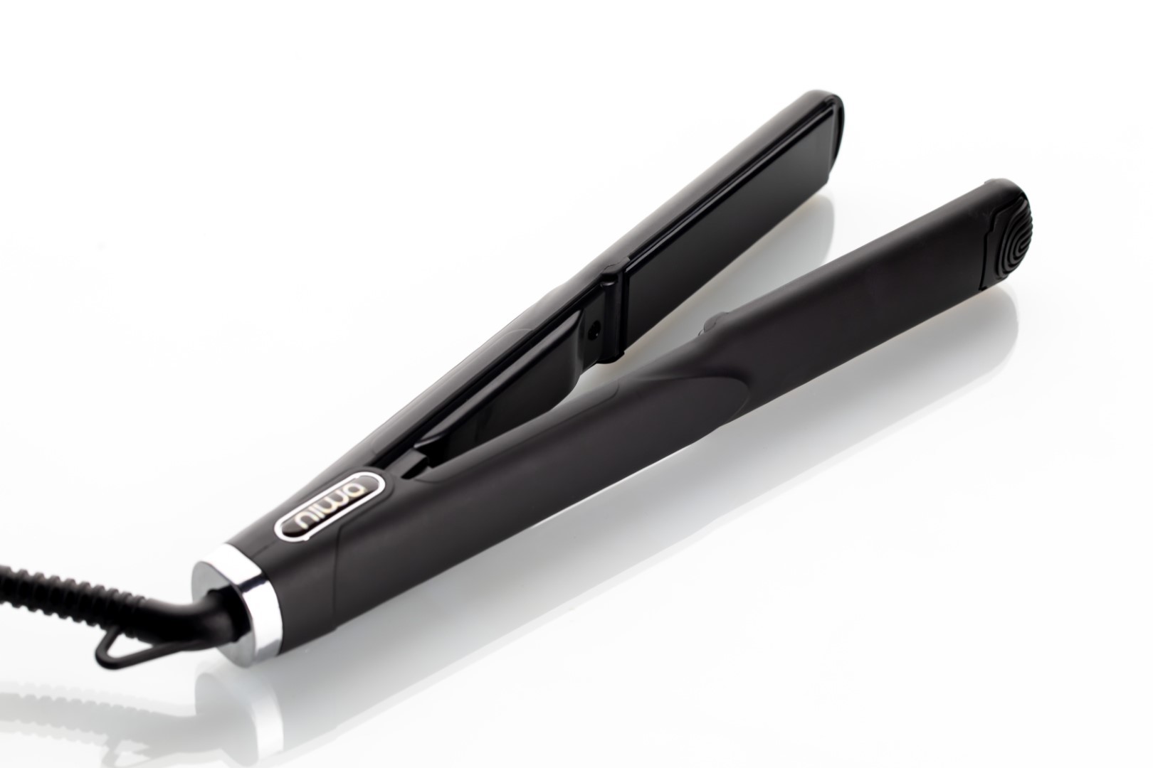 Looking for professional hair styling tools? Discover the NIWA Styler Black on keune.ch. Harness the latest Nano-Ceramic technology for smooth, shiny, and frizz-free hair.